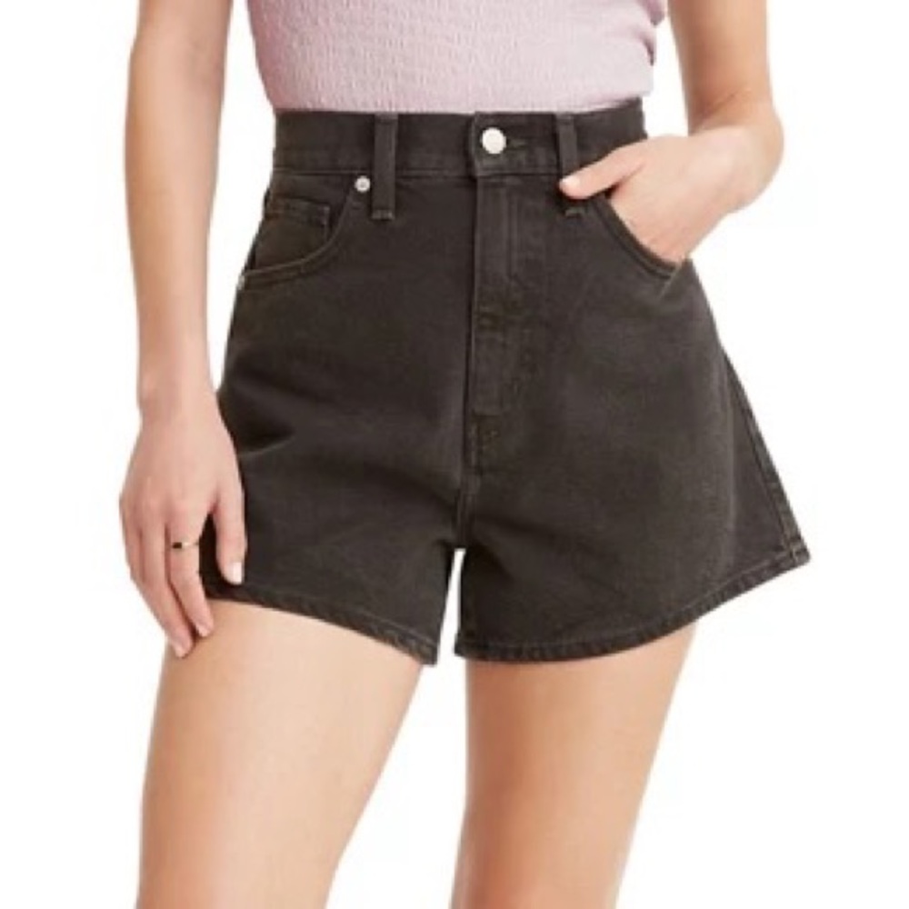 NWT LEVI’S • HIGH WAISTED MOM SHORTS